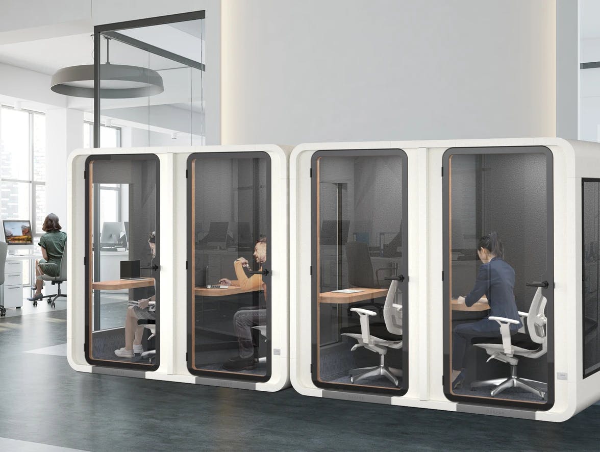 Una cabina acústica dentro de una oficina